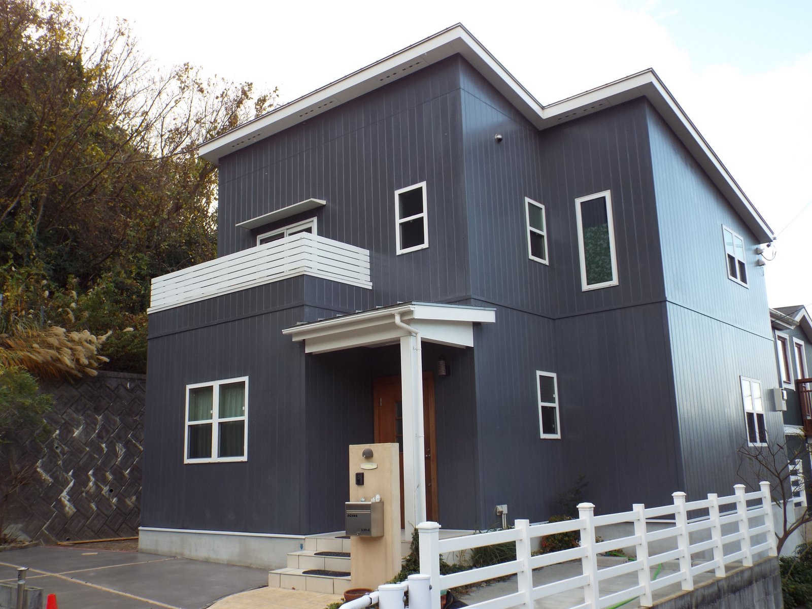 ダークグレーに変化した住宅の施工後写真