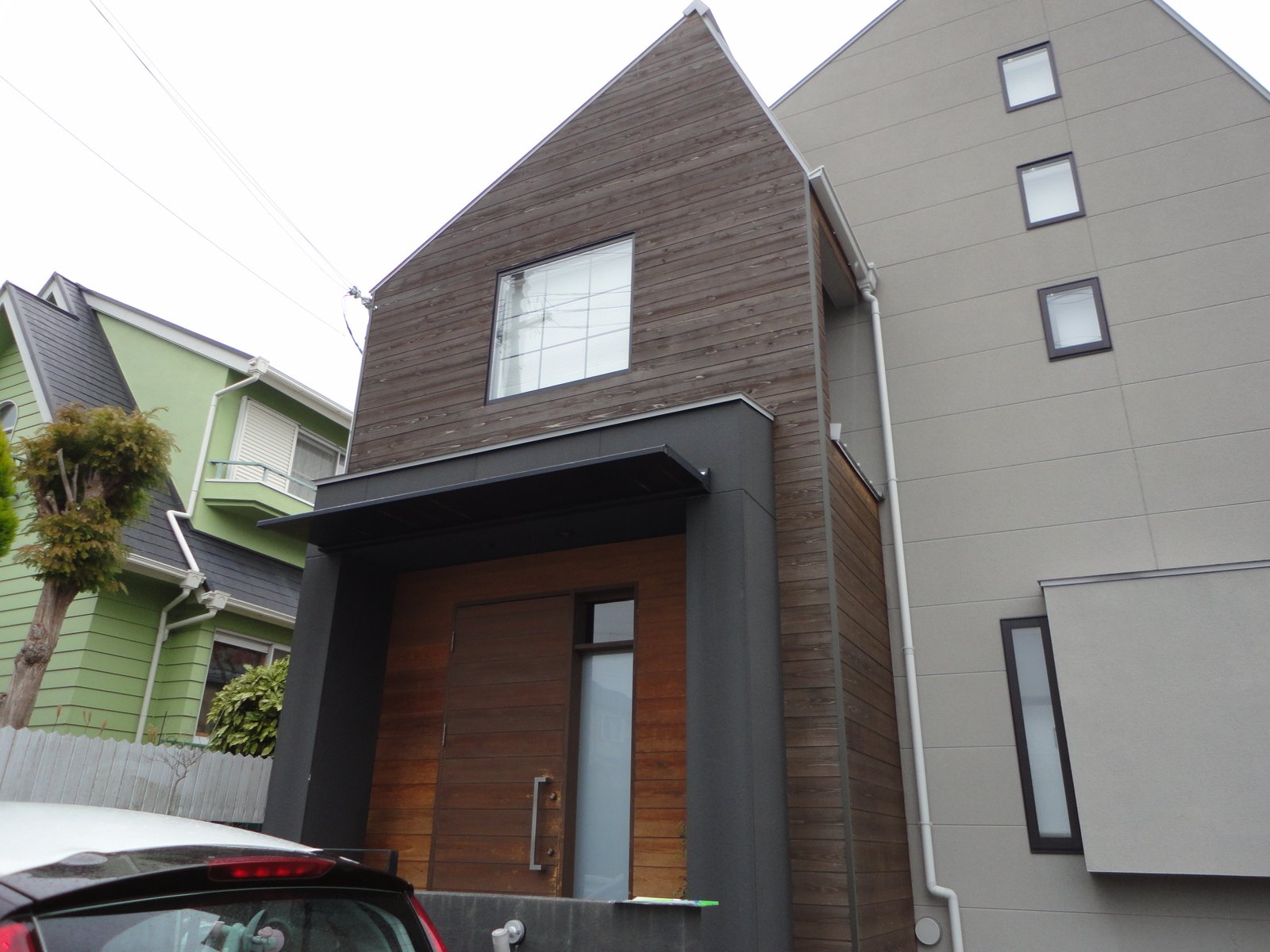 木目のモダン住宅の外観