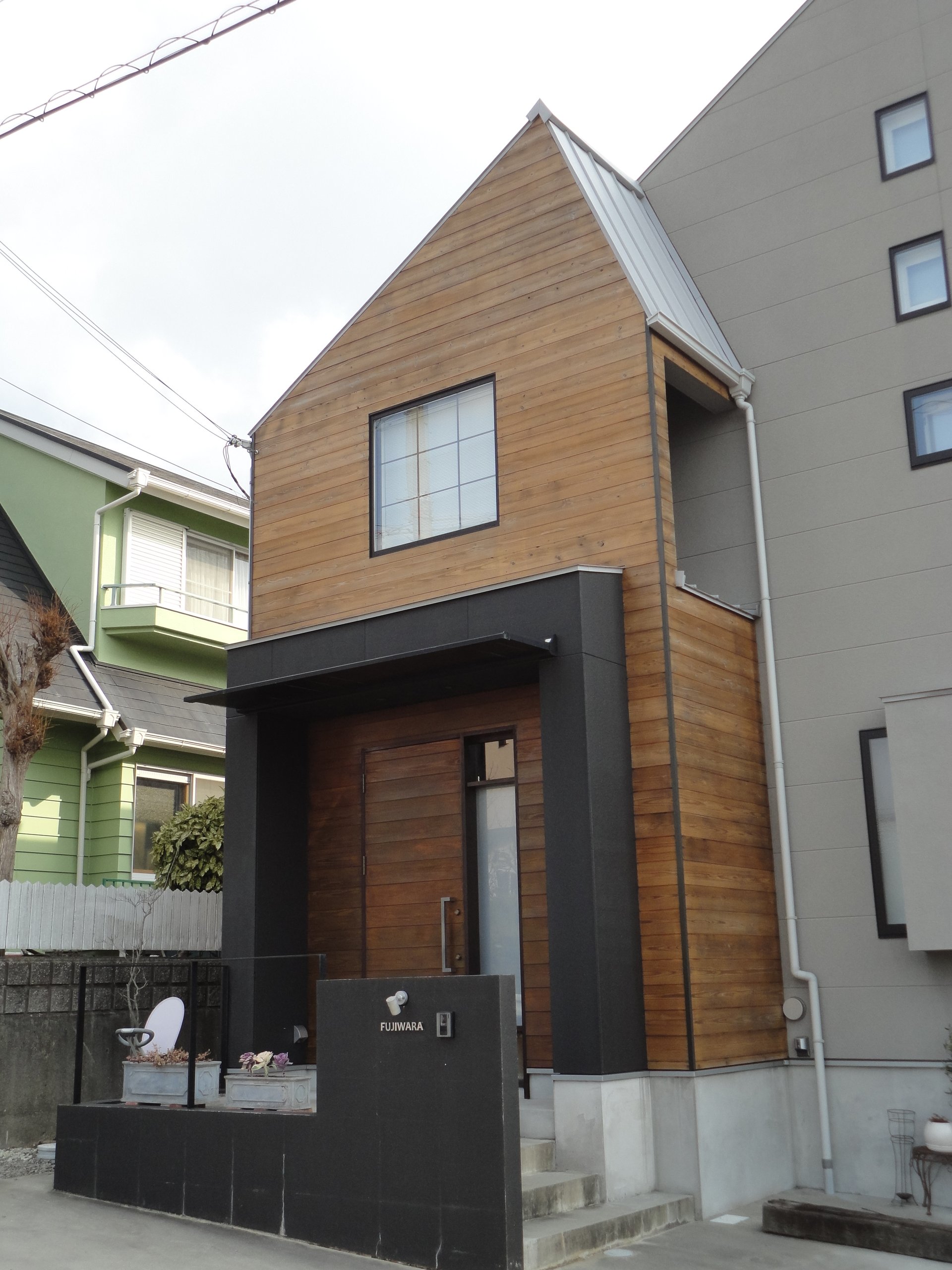 木目のモダン住宅の縦構図写真