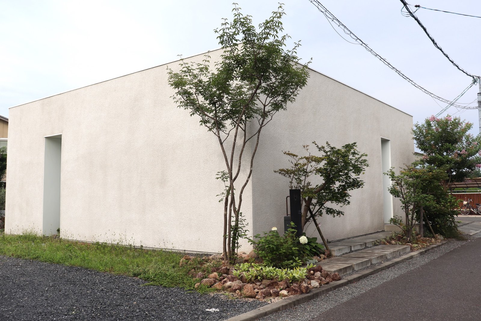 施工後の白いキューブ住宅